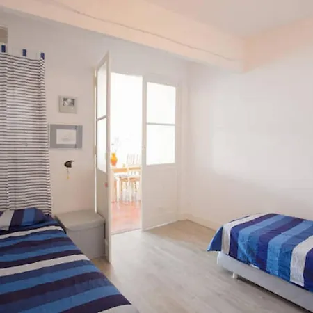 Spacious 2-bed With Direct Port View, Free Parking Apartment *