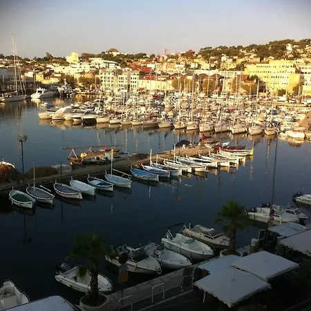 Apartment Spacious 2-bed With Direct Port View, Free Parking *