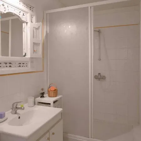 Spacious 2-bed With Direct Port View, Free Parking