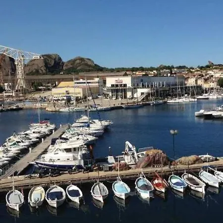 Spacious 2-bed With Direct Port View, Free Parking