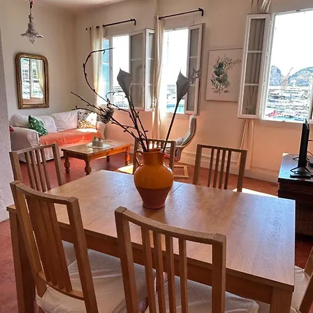 Spacious 2-bed With Direct Port View, Free Parking Apartamento