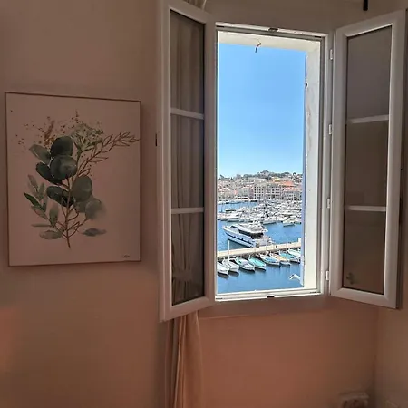 Apartment Spacious 2-bed With Direct Port View, Free Parking