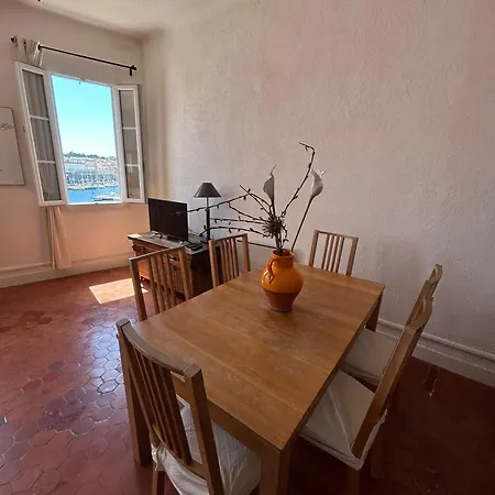 Spacious 2-bed With Direct Port View, Free Parking דירה *