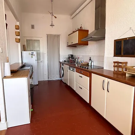 Spacious 2-bed With Direct Port View, Free Parking Apartment *